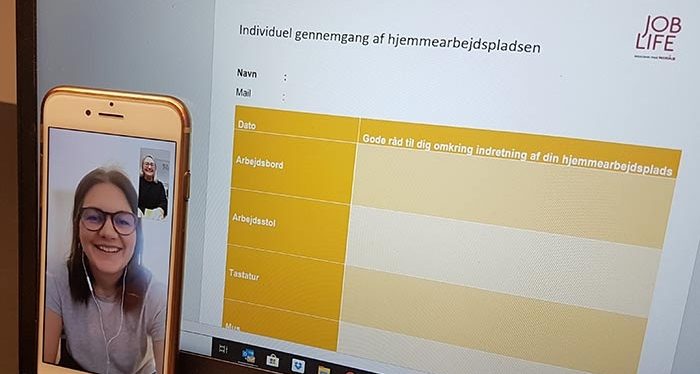 Fysioterapeut Katrine Schimmelmann fra Joblife laver her en virtuel gennemgang af Michelle fra Gjensidiges hjemmearbejdsplads via facetime – skemaet på skærmen får Michelle efter gennemgangen, så hun kan huske de gode råd